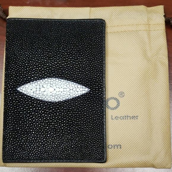 Pelgio stingray passport cover - Picture 2 of 4
